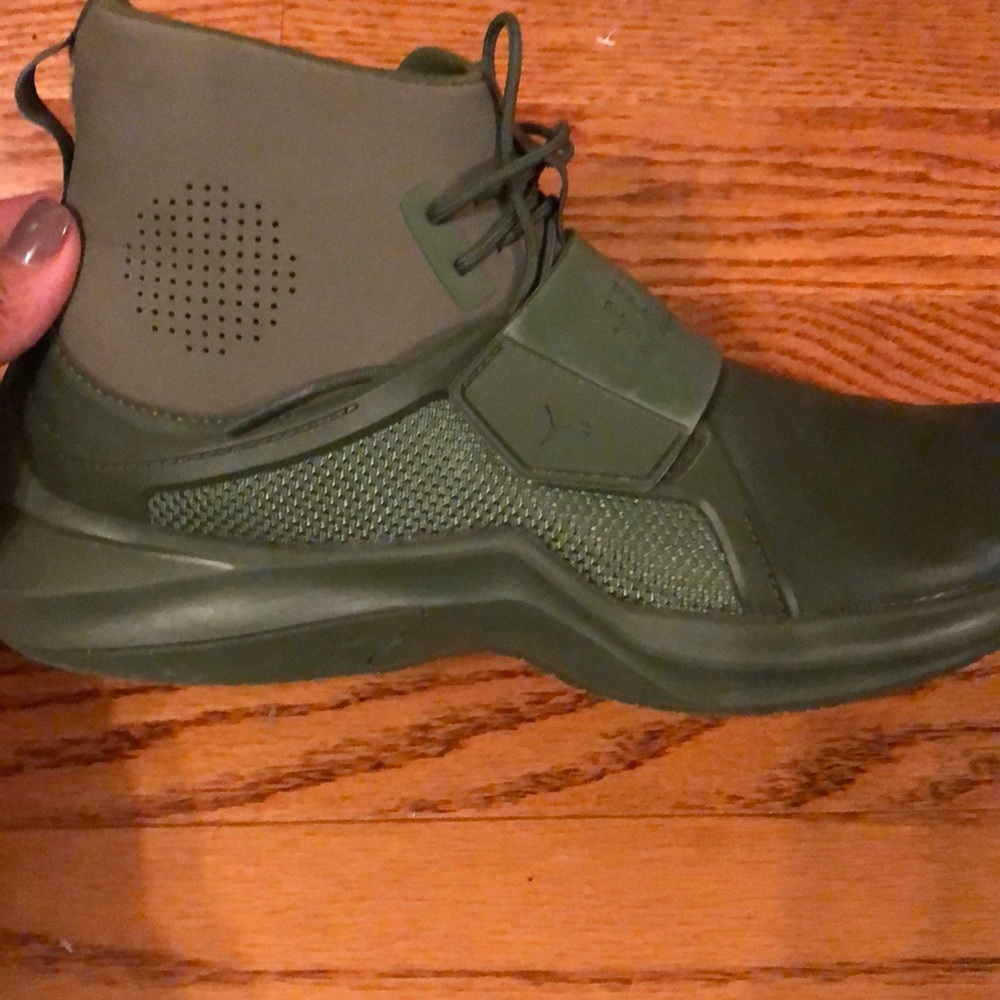 Used women size 9 hunter green fenti pumas!